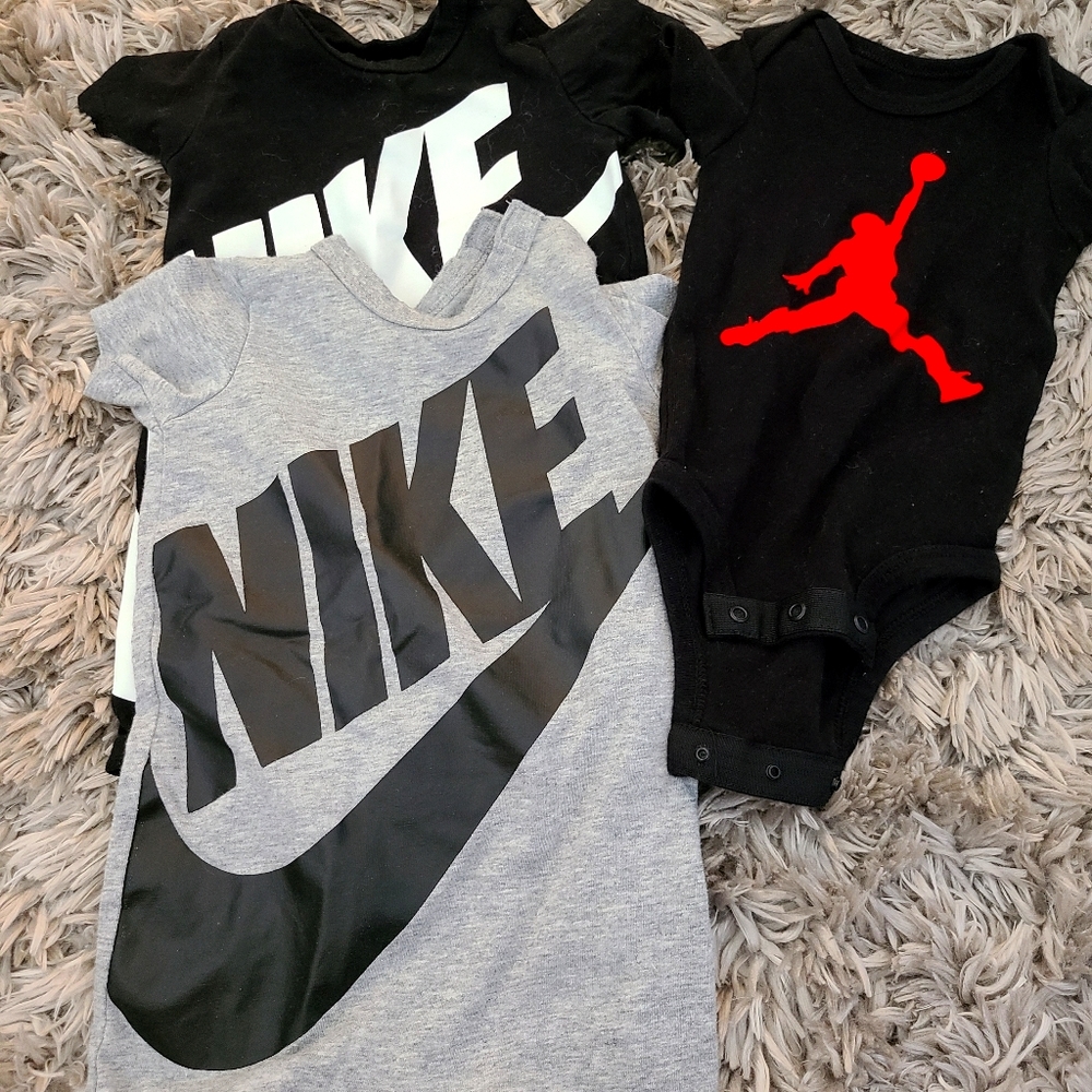 ♦️♦️Sold♦️♦️Bundle of baby bodysuits